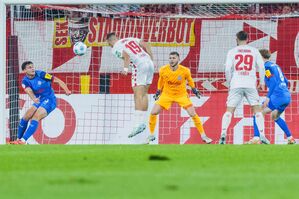 Kölns Lemperle köpft das 1:0 gegen Kiel, © Rolf Vennenbernd/dpa