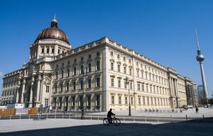 Nach einer offenen Diskussion mit den Chören und der künstlerischen Leitung habe sich die Stiftung Humboldt Forum entschieden, das Wort «Oberindianer» auszulassen. (Archivbild), © Jens Kalaene/dpa