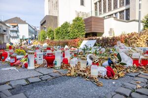 Blumen und Kerzen liegen unweit des Tatorts. Bei dem Terroranschlag von Solingen wurden drei Menschen getötet. (Archivbild), © Thomas Banneyer/dpa