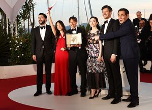 Das Filmteam mit der Goldenen Palme. (Archivbild), © Gao Jing/XinHua/dpa