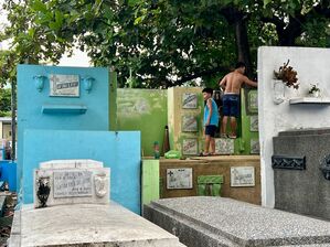 Weil sie die Gräber instand halten, dürfen die Menschen umsonst auf dem Friedhof wohnen., © Carola Frentzen/dpa