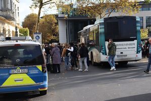 Fahrzeuge der Polizei stehen am Siegburger Bahnhof., © Fototeam Raitz & Böhm/dpa