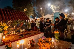 Am Tag der Toten übernachten viele Mexikaner auf dem Friedhof. (Archivbild), © Jair Cabrera Torres/dpa