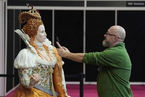 Die Backmesse präsentiert verschiedenste Kunstwerke - darunter einen Kuchen, der Königin Elizabeth I. zeigt., © Jacob King/PA Wire/dpa