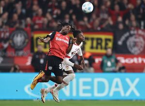 Jeremie Frimpong (l) machte ein starkes Spiel für Bayer Leverkusen., © Rolf Vennenbernd/dpa