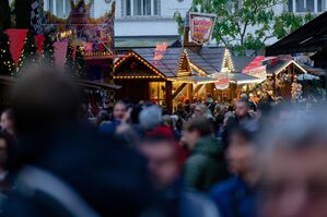 Der Weihnachtsmarkt startete als einer der ersten bundesweit., © Henning Kaiser/dpa