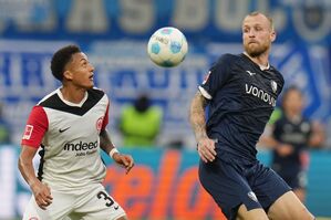 Eintracht Frankfurt um Abwehrspieler Tuta (l) ließ den VfL Bochum Stürmer Philipp Hofmann (r) nicht den Hauch einer Chance., © Thomas Frey/dpa