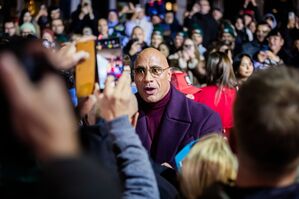 Dwayne Johnson ließ sich von Fans fotografieren. , © Christoph Soeder/dpa