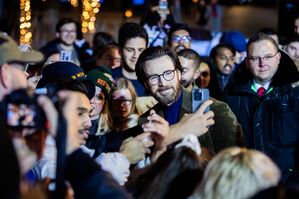 Weltpremiere des Films «Red One – Alarmstufe Weihnachten» in Berlin: Selfies mit Chris Evans. , © Christoph Soeder/dpa