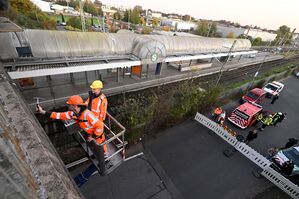 Unterhalb der Brücke verlaufen Bahngleise, die derzeit gesperrt sind. , © Roberto Pfeil/dpa