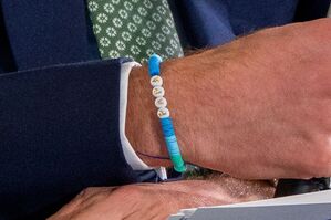 An Williams Handgelenk: ein Armbändchen seiner Tochter., © Aaron Chown/PA Wire/dpa