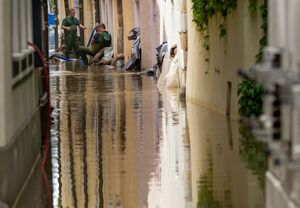 Nach heftigen Regenfällen sind Gassen in Passau nur per Boot passierbar. (Archivbild) , © Peter Kneffel/dpa