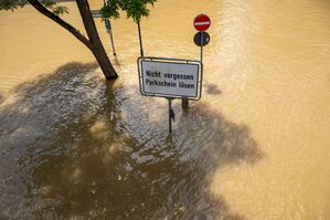 Nach heftigen Regenfällen sind im Juni Straßen in Passau überflutet (Archivbild) , © Peter Kneffel/dpa