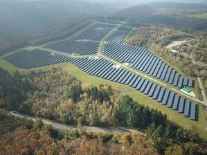 Der Freiflächen-Solarpark versorgt rund 39.000 Vier-Personen-Haushalte in Rheinland-Pfalz mit emissionsfreiem Strom. (Archivbild), © Thomas Frey/dpa