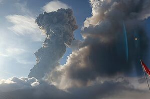 Der Feuerberg spuckt seit Tagen immer mehr Asche., © Uncredited/AP/dpa