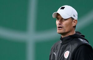 Doppelte Freude vor dem Bayern-Spiel: FC St. Paulis Trainer Alexander Blessin., © Hendrik Schmidt/dpa