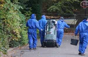 Arbeiter reinigen nach einem Brand in Hamm die Umgebung von asbesthaltigen Rückständen. (Archivbild), © Bernd Thissen/dpa