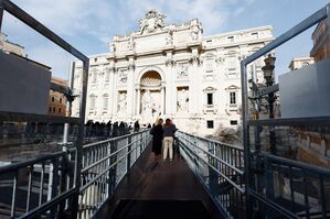 Wer Münzen in das leere Wasserbecken wirft, muss Strafe bezahlen., © Cecilia Fabiano/LaPresse via ZUMA Press/dpa