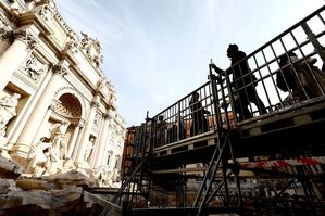 So nah wie noch nie an die «Fontana di Trevi» - nun möglich über einen Steg., © Cecilia Fabiano/LaPresse via ZUMA Press/dpa