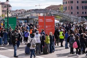 Mit der Gondel durch die Kanäle: Venedig gilt als Musterbeispiel für «Overtourism». (Archivbild), © Luca Bruno/AP/dpa