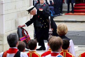 Zum National Service of Remembrance gehören ein zweiminütiges Gedenken in Stille und Kranzniederlegungen durch Royals und Vertreter der Regierung. Hier König Charles III. in Aktion., © Toby Melville/Pool Reuters/AP