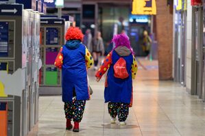 Kölle Allaaf um sieben Uhr: Zum 11.11. mischen sich so manche Clowns unter die Pendler am Kölner Hauptbahnhof., © Henning Kaiser/dpa