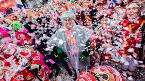 Schlechtes Wetter konnte die Karnevalisten in Köln beim Sessionsauftakt nicht erschüttern., © Rolf Vennenbernd/dpa