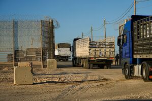 Lastwagen mit Hilfsgütern überqueren Grenzübergang in den Gazastreifen (Archivbild), © Tsafrir Abayov/AP/dpa