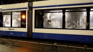 Erneut haben junge Männer in der niederländischen Hauptstadt randaliert. Eine Straßenbahn ging in Flammen auf., © Uncredited/AP