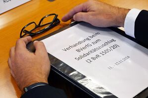 Seit Jahrzehnten wird über den Solidaritätszuschlag gestritten. , © Uli Deck/dpa