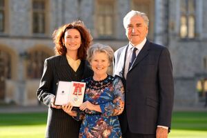 Schauspielerfamilie: Imelda Staunton mit ihrem Mann Jim Carter und ihrer Tochter., © Andrew Matthews/Pool PA/AP