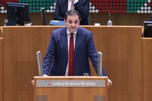 Nordrhein-Westfalens Minister für Internationales, Nathanael Liminski (CDU), erklärt im Düsseldorfer Landtag, warum Amerika wichtig bleibt - egal, wer im Weißen Haus residiert. , © David Young/dpa