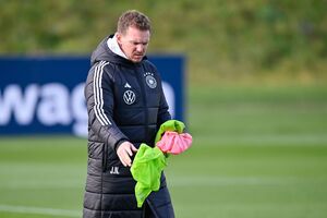 Bundestrainer Nagelsmann sortiert die Leibchen für das Training. , © Uwe Anspach/dpa