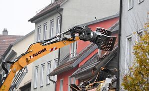 Die Feuerwehr verhinderte, dass das Feuer auf Nachbargebäude übergriff., © Bernd Weißbrod/dpa