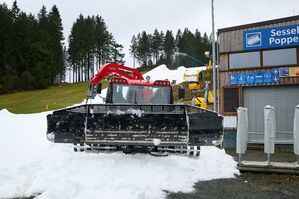 Mit der Pistenraupe wird der künstlich erzeugte Schnee ausgebreitet., © Bernd Thissen/dpa