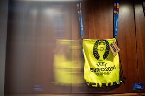 Ein zweites Leben für EM-Banner und Fahnen: In Gelsenkirchen werden gut vier Monate nach Ende der Fußball-EM jetzt Upcycling-Produkte im Euro-Look verkauft - für einen guten Zweck., © Fabian Strauch/dpa