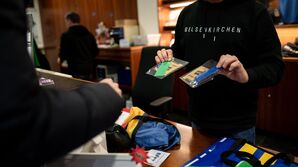 Ein zweites Leben für EM-Banner und Fahnen: In Gelsenkirchen werden gut vier Monate nach Ende der Fußball-EM jetzt Upcycling-Produkte im Euro-Look verkauft - für einen guten Zweck., © Fabian Strauch/dpa