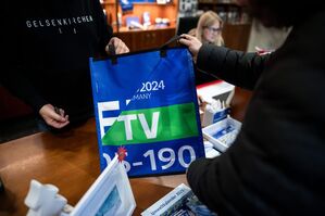 Ein zweites Leben für EM-Banner und Fahnen: In Gelsenkirchen werden gut vier Monate nach Ende der Fußball-EM jetzt Upcycling-Produkte im Euro-Look verkauft - für einen guten Zweck., © Fabian Strauch/dpa