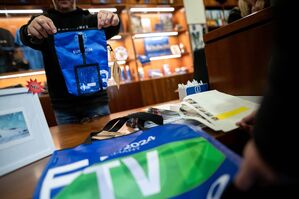 Ein zweites Leben für EM-Banner und Fahnen: In Gelsenkirchen werden gut vier Monate nach Ende der Fußball-EM jetzt Upcycling-Produkte im Euro-Look verkauft - für einen guten Zweck., © Fabian Strauch/dpa