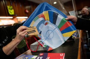 Ein zweites Leben für EM-Banner und Fahnen: In Gelsenkirchen werden gut vier Monate nach Ende der Fußball-EM jetzt Upcycling-Produkte im Euro-Look verkauft - für einen guten Zweck., © Fabian Strauch/dpa