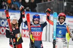 Siegerin Mikaela Shiffrin (Mitte), Katharina Liensberger (links) und Lena Dürr auf Platz drei (rechts) jubeln in Levi., © Jussi Nukari/Lehtikuva/dpa