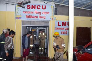 Zum Zeitpunkt des Feuers am Freitagabend (Ortszeit) befanden sich rund 50 Kinder auf der Station des Krankenhauses in Jhansi im nördlichen Bundesstaat Uttar Pradesh. , © Uncredited/AP/dpa