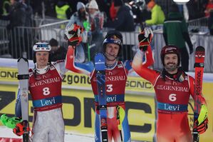 Sieger Clement Noel (Mitte) jubelt mit dem zweitplatzierten Henrik Kristoffersen (links) und Loic Meillard., © Marco Trovati/AP/dpa