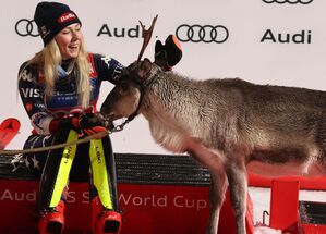 Als Siegerin bekommt Mikaela Shiffrin wieder die Patenschaft für ein Rentier., © Marco Trovati/AP