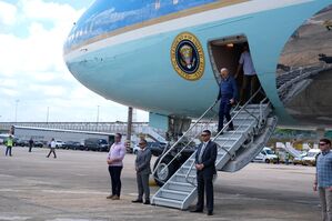 Biden landet auf den Flughafen von Manaus., © Manuel Balce Ceneta/AP/dpa