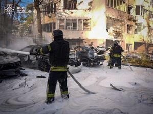 Feuerwehrleute löschen den Brand nach einem russischen Raketeneinschlag in der Hafenstadt. (Archivbild vom 18.11.), © Uncredited/Ukrainian Emergency Service/AP/dpa