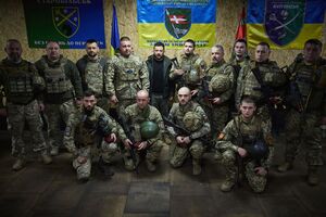 Der ukrainische Präsident Wolodymyr Selenskyj beim Besuch von Einheiten in der Frontstadt Kupjansk. (Archivbild vom 18.11.), © Uncredited/Ukrainian Presidential Press Office/AP