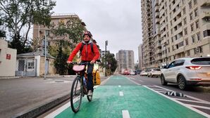 In Baku eher selten: gut ausgebaute Radwege., © Larissa Schwedes/dpa