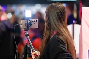 Beim VideoDays Festival in Köln filmen sich junge Menschen auch für ihre Social-Media-Kanäle., © Henning Kaiser/dpa