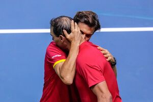 Teamchef David Ferrer tröstet Superstar Rafael Nadal nach der Niederlage in dessen letztem Spiel., © Manu Fernandez/AP/dpa